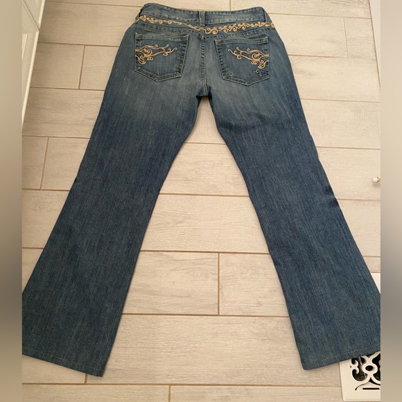 EUC Guess Premium Size 31 Embroidered and Distressed Bootcut Jeans - Picture 9 of 15